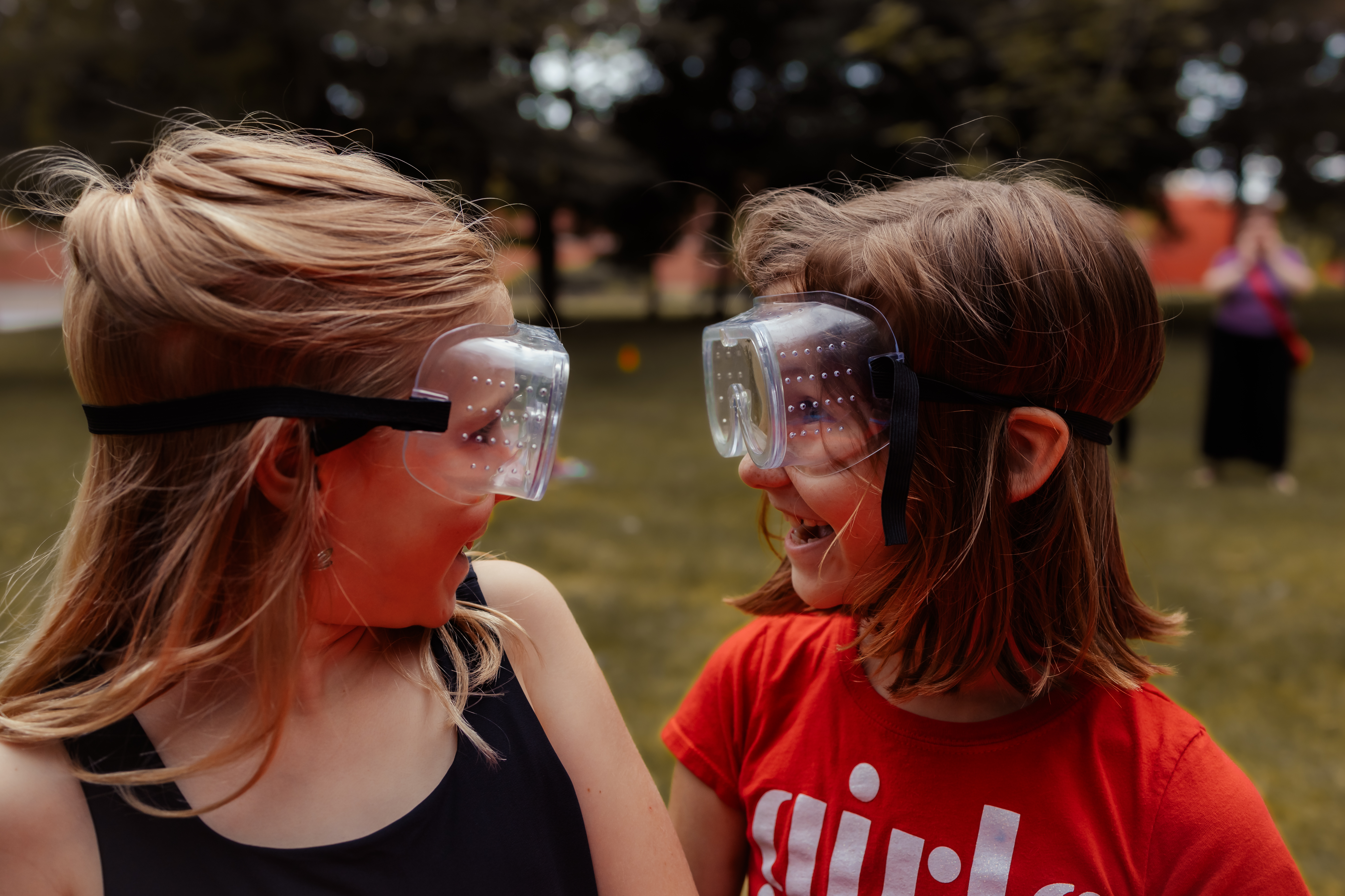 2 young girls reading